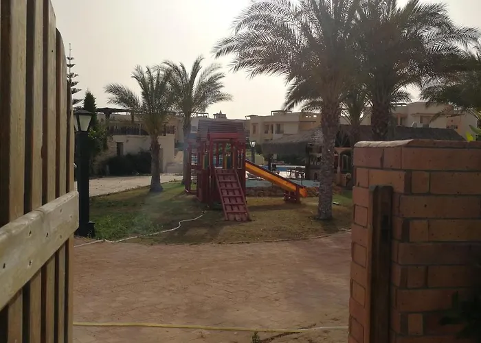 شاليه ارضى بحديقه بقريه ديمورا بالساحل الشمالي كيلو ٧٥